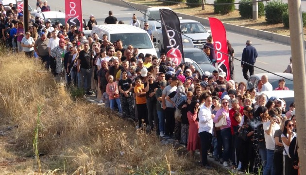 Saatlerce indirim kuyruğunda beklediler