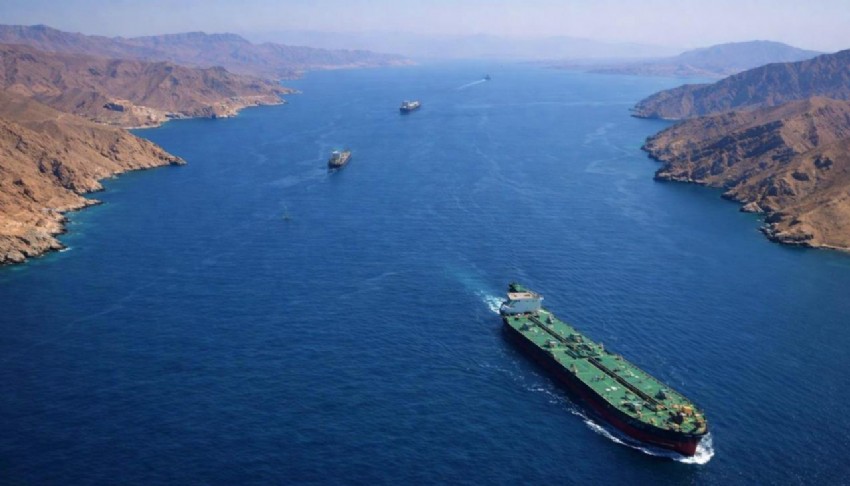 İran Hürmüz'de tanker vurdu