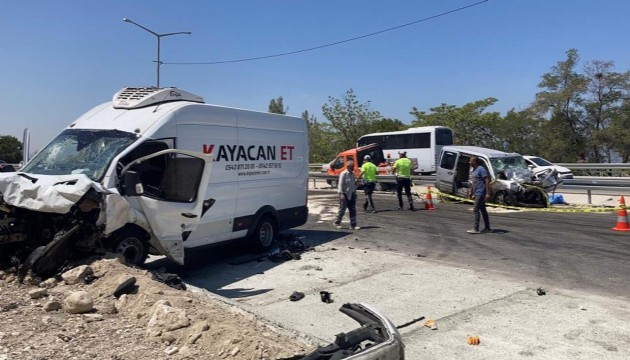 Tek şeride düşen yolda feci kaza