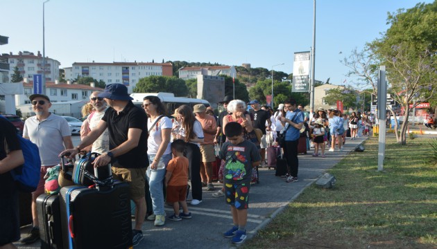 Tatilciler Yunan adalarına hücum ettiler