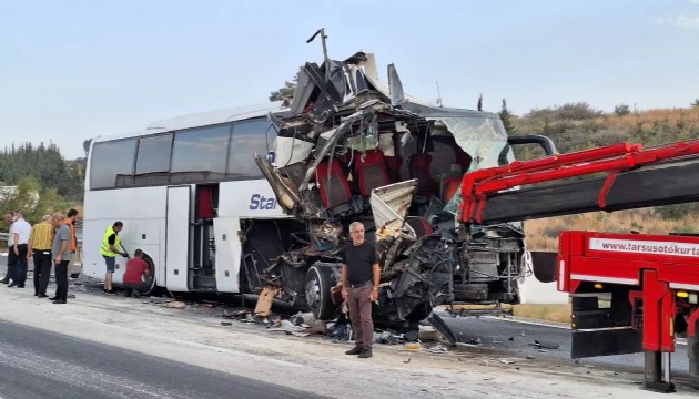 Yolcu otobüsü TIR'a çarptı