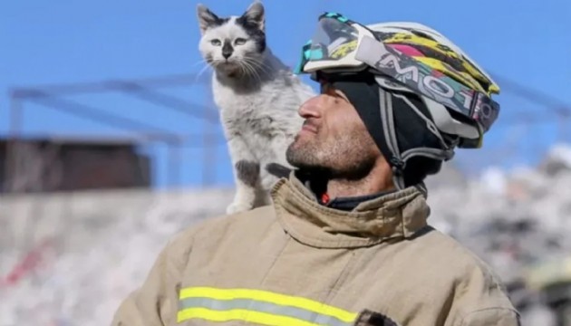 Depremden kurtardığı 'Enkaz' kediyi 3 yıldır yanından ayırmıyor