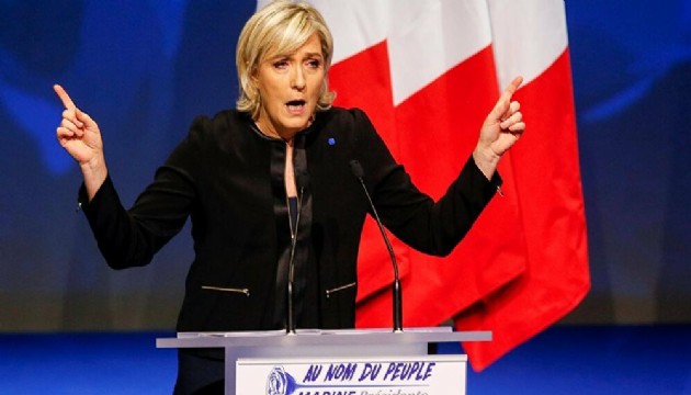 Macron'un rakibi Le Pen'e yumurtalı saldırı!