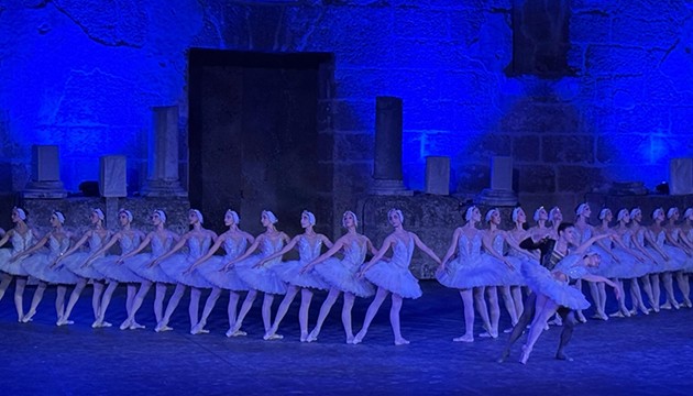 Aspendos'ta Kuğu Gölü balesi sergilendi