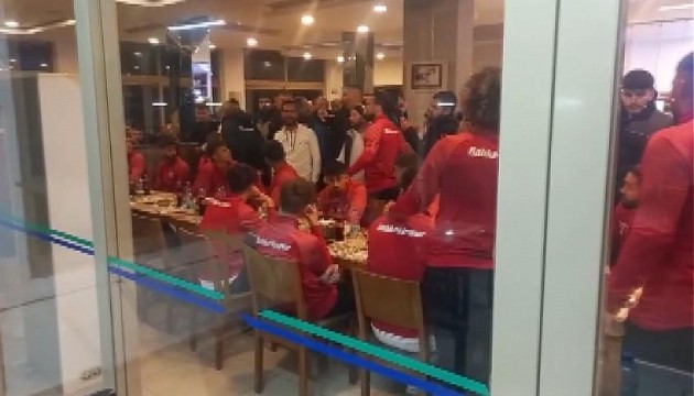 Balıkesirsporlu taraftarlar, Balıkesirspor kafilesine saldırdı! Şok görüntüler...