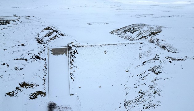 O barajın yüzeyi buz tuttu