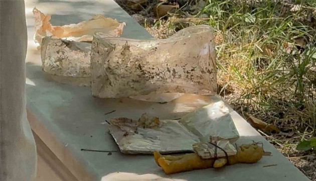 Böylesi görülmedi! Mezarlıkta bal mumundan bebek bulundu