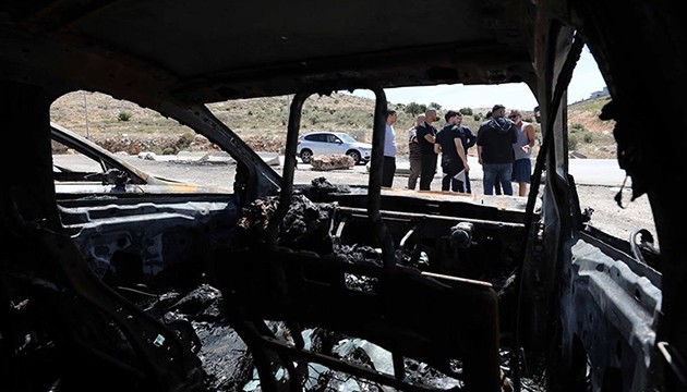 İsrail Batı Şeria'da otomobil yaktı