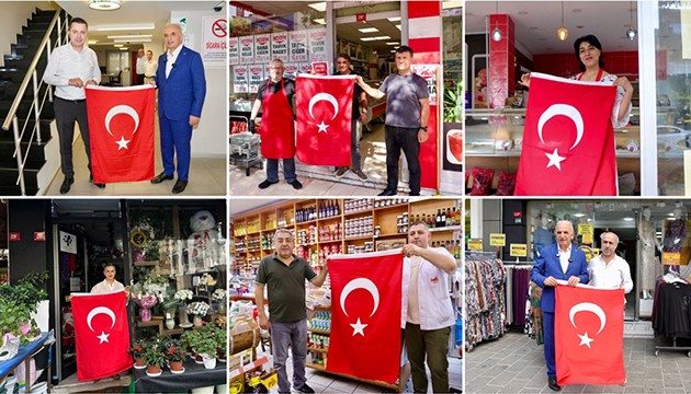 Ümraniye'de binlerce bayrak dağıtılıyor