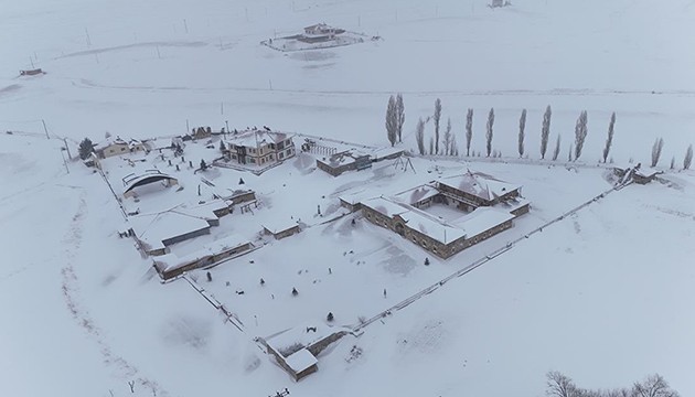 Bayburt'taki müze karla kaplandı