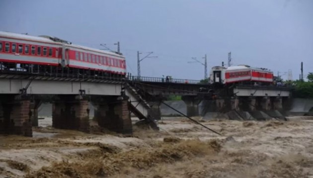 Çin’de şiddetli yağışta demir yolu köprüsü çöktü