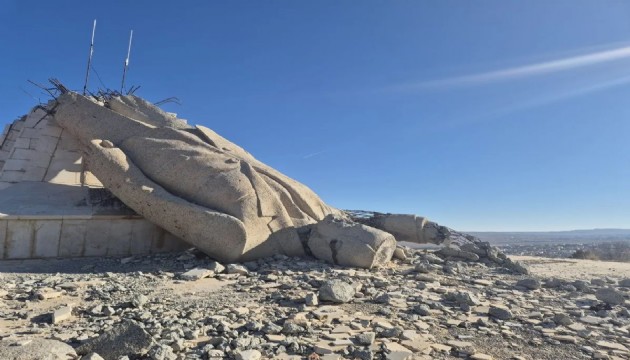 Esad'ın heykelinden geriye enkaz kaldı
