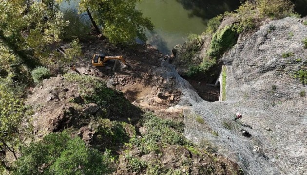 Heyelan demir yolunu kapattı
