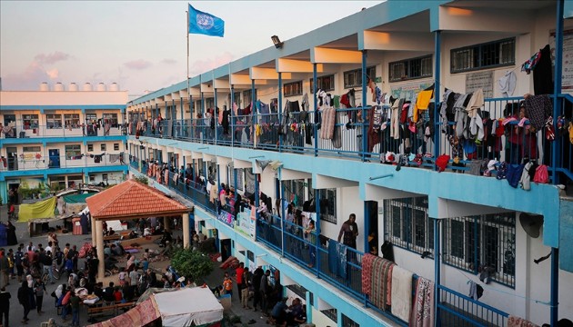 UNRWA:400 bin kişi Gazze'deki binalarda kalıyor