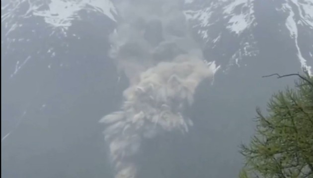 Alp Dağları'ndan kopan dev buzul koca bir köyü yuttu