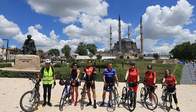 Avrupa'dan 'Vefa Turu'na çıkan bisikletçiler Edirne'ye ulaştı