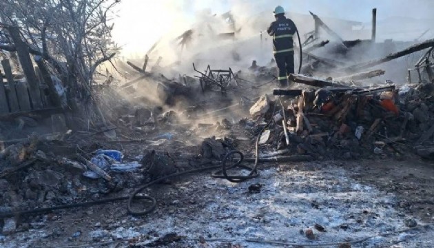 Otluk alanda başlayan yangın eve sıçradı