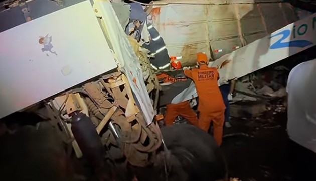 Otobüs kamyonla çarpıştı: Çok sayıda ölü ve yaralı var