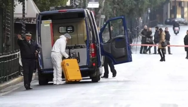 Bakanlık önünde bomba patladı