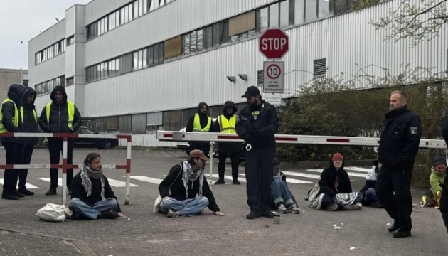 İsrail protestosuna silahlı müdahale