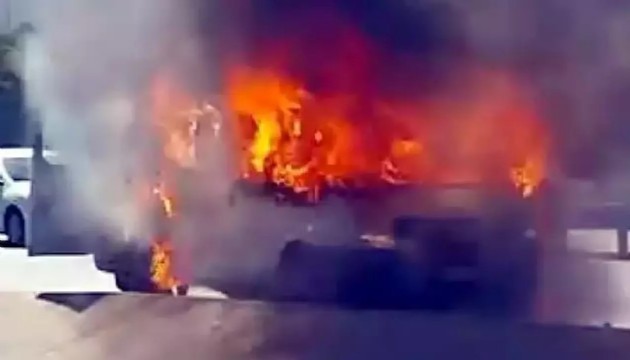 Avcılar D-100'de minibüs alev aldı