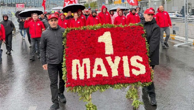 DİSK, Taksim'e çelenk bıraktı