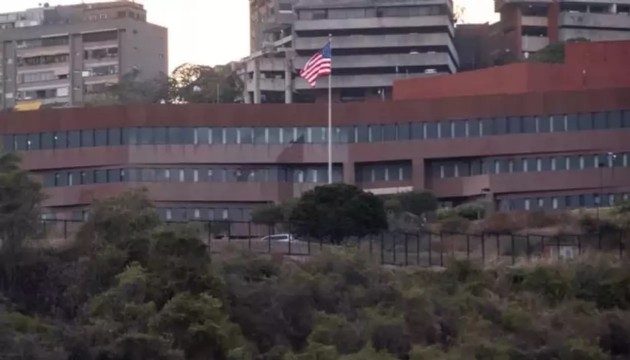 ABD bayrağı 7 yıl sonra göndere çekildi