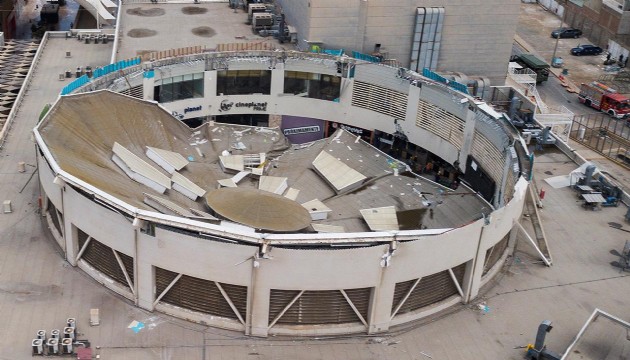 Korkudan görüntü: AVM'nin çatısı çöktü