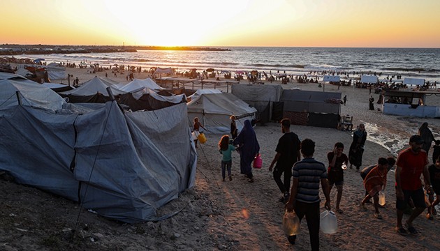 Binlerce kişi Gazze sahiline sıkıştı