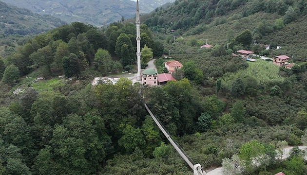 Babasının isteğini yerine getirdi, cami için asma köprü yaptı