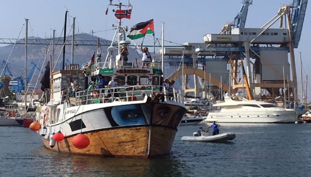 Gazze'ye giden yardım gemisi vuruldu