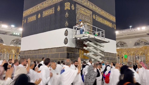 Kabe'nin örtüsü bayramdan önce temizlendi