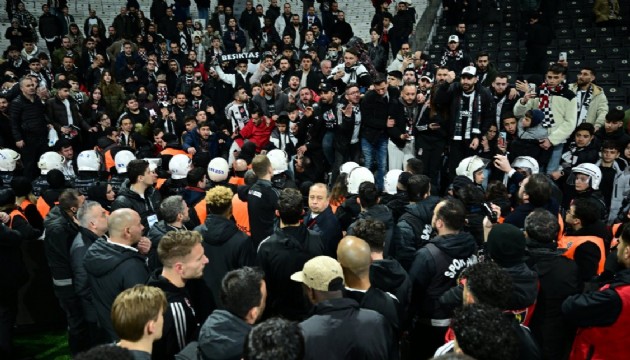 Beşiktaşlı taraftarlardan teknik heyet ve futbolculara tepki