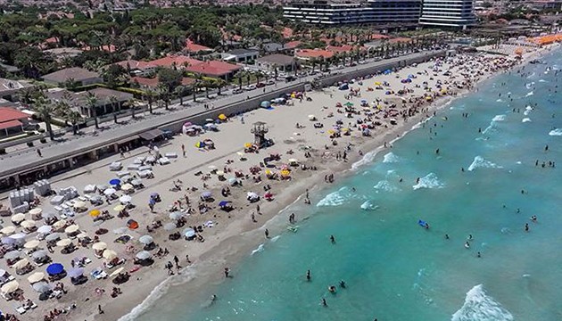 Çeşme'de plajlar doldu taştı