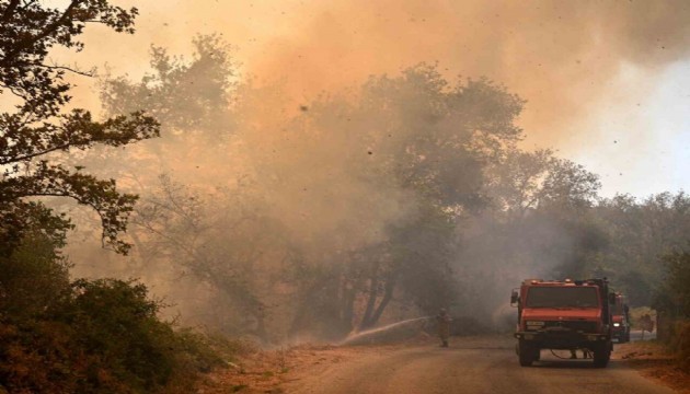 Yunanistan'da yangın otoparka sıçradı