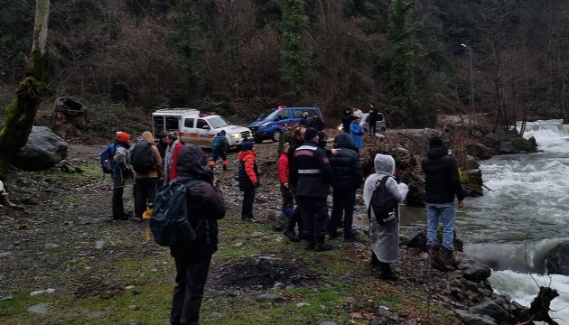 Yalova'da derenin debisi yükseldi: Mahsur kalan 19 kişi kurtarıldı!