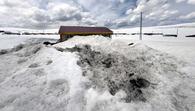 Yayla evleri baharda kar altında kaldı