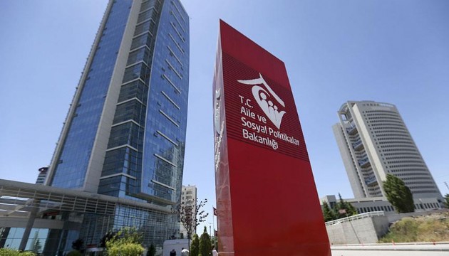 Sokakta uyuyan çocuk yürek burktu! Bakanlık harekete geçti