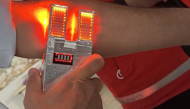 Fizik öğretmeni 'damar bulucu' cihaz geliştirdi