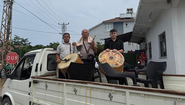 Davullu zurnalı düğün davet geleneği sürüyor