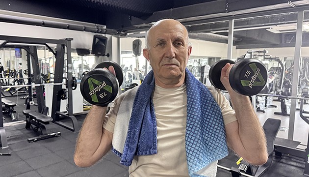 73'lük delikanlı, gençlere örnek oluyor