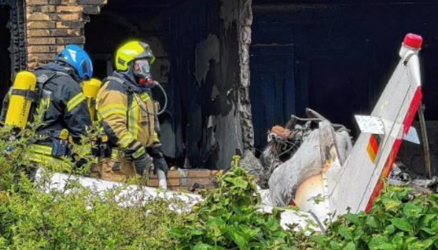 Almanya'da küçük uçağın evin üzerine düşmesi sonucu 2 kişi öldü