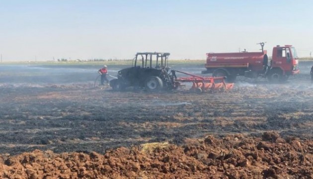 Siverek'te 300 dönümlük buğday tarlası ve bir traktör kül oldu