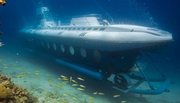 Mısır'da turistik denizaltı battı