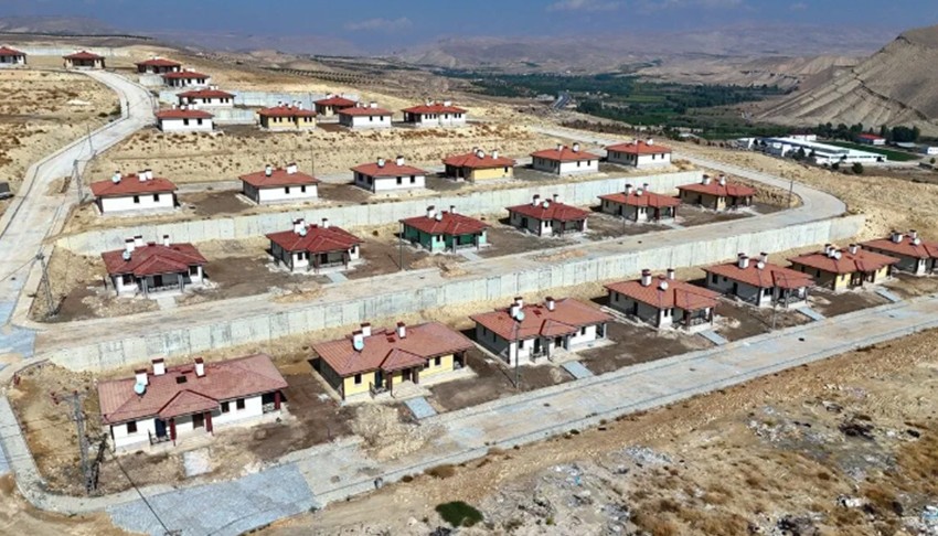 Deprem konutları teslimi devam ediyor