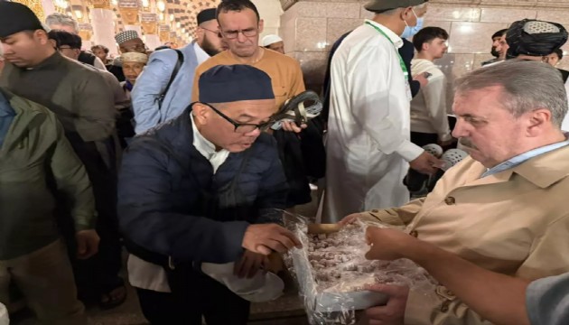 Mustafa Destici kutsal topraklarda lokum dağıttı