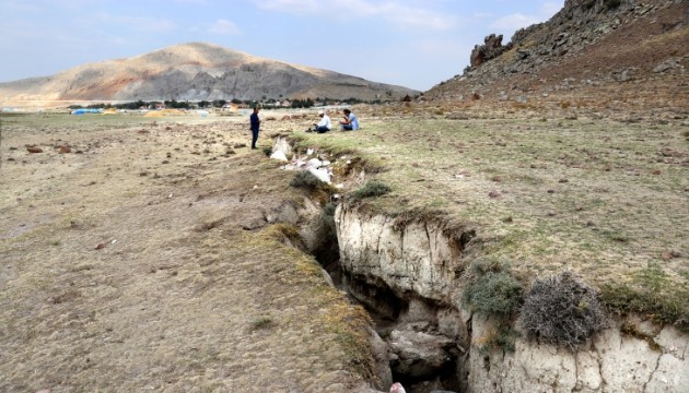 Konya Ovası'nda yer altı suyu alarmı: Çökmeler ve yüzey yarıkları artıyor!