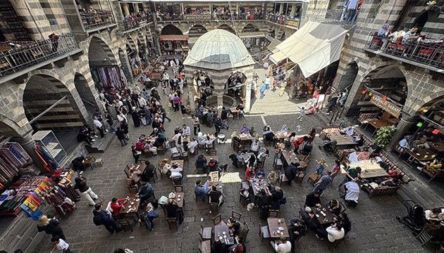 Turizmciler ve esnaf çifte bayram yaptı