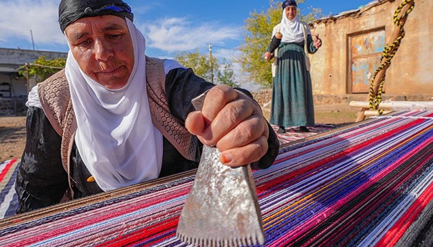Asırlık yöntemle kilim dokuyor
