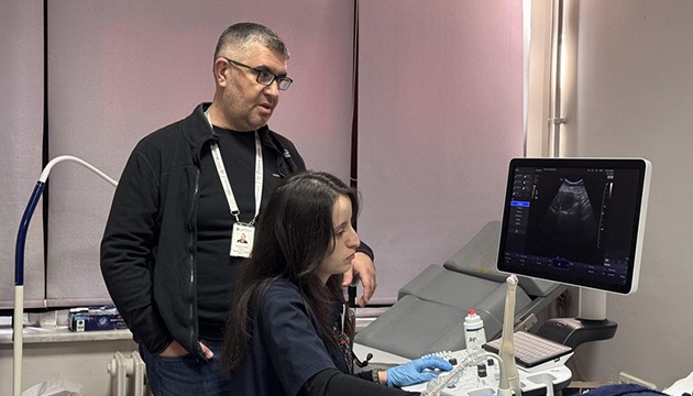 Doğumunu yaptıran doktorla mesleği öğreniyor